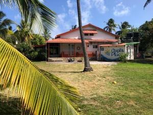 uma casa com uma palmeira em frente em Capi´s Place em San Andrés