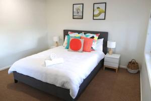 Llit o llits en una habitació de Sunshine Coast Beach House - 2 mins to beach