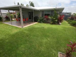 una casa con un cortile con erba verde di Sunshine Coast Beach House - 2 mins to beach a Parrearra