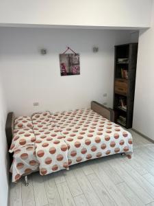 a bedroom with a large bed in a room at City Center Sunny Apartment in Suceava