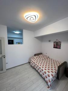 a bedroom with a bed in the corner of a room at City Center Sunny Apartment in Suceava
