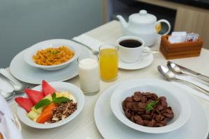 una mesa con platos de comida y una taza de café en Paisa Ubud en Ubud