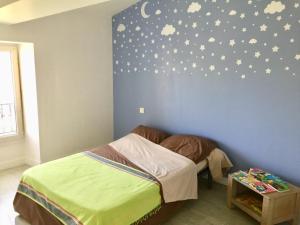 - une chambre avec un lit et un mur étoilé dans l'établissement Belle longere 130 m2 aux portes du marais poitevin, à Niort