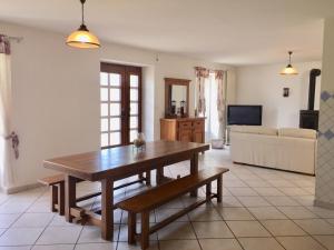 - un salon avec une table en bois et un canapé dans l'établissement Belle longere 130 m2 aux portes du marais poitevin, à Niort