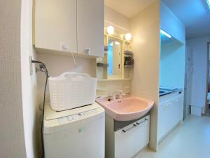 a small bathroom with a sink and a sink at マルチステイ大阪心斎橋 in Osaka