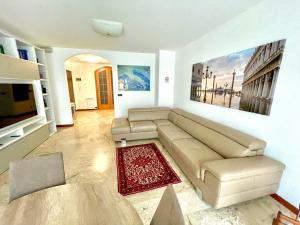 a living room with a couch and a tv at Apartment Donatello in Mestre
