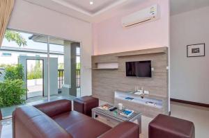 Et tv og/eller underholdning på Private Pool Villa at Nai Harn 2 bedroom