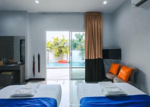 En eller flere senge i et værelse på Private Pool Villa at Nai Harn 2 bedroom + 19 billeder