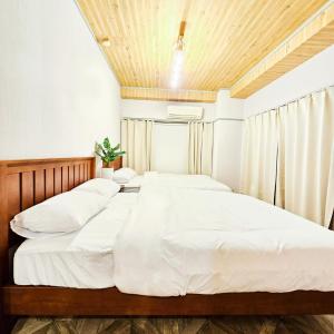 1 Schlafzimmer mit 2 Betten und Holzdecke in der Unterkunft ueno minowa401 in Tokio