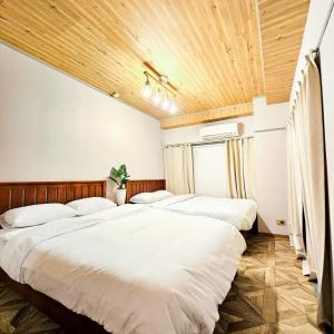 東京にあるueno minowa401の木製天井のドミトリールーム ベッド3台