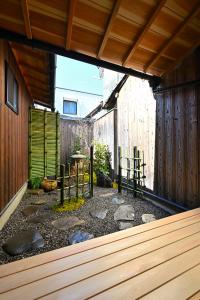 un jardín japonés con una puerta y rocas en Teahouse Rouji, en Kioto