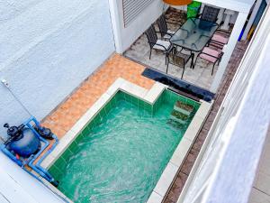una vista aérea de una piscina en una casa en Habitaciones en casa de alojamiento sector sur de Iquique, Chile, en Iquique