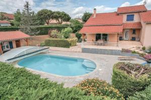 basen przed domem w obiekcie Magnifique maison à Lentilly - Piscine w mieście Lentilly