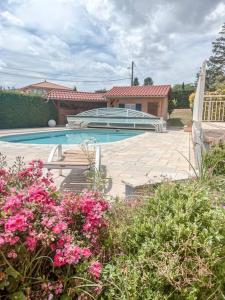 basen z łodzią na dziedzińcu w obiekcie Magnifique maison à Lentilly - Piscine w mieście Lentilly