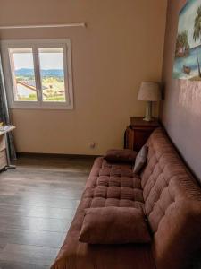 kanapę w salonie z oknem w obiekcie Magnifique maison à Lentilly - Piscine w mieście Lentilly +13 zdjęć