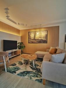 クチンにあるCasablanca Holiday Home with BBQ Pitのソファとテーブルのあるリビングルーム