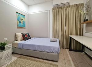 Casablanca Holiday Home with BBQ Pit في كوتشينغ: غرفة نوم صغيرة مع سرير في غرفة