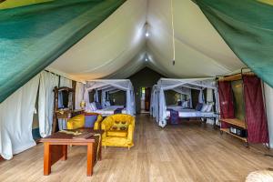 namiot z dwoma łóżkami i stołem w obiekcie Ngorongoro Wild Camp w mieście Ngorongoro