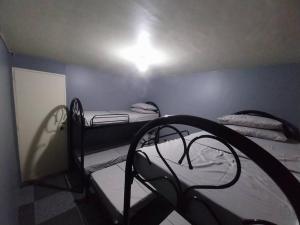 2 beliches num quarto com uma parede azul em Balanga Prime King Staycation 1 em Santa Rosa