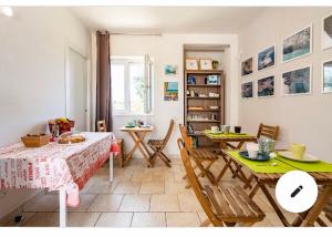 a living room with a table and chairs and a dining room at B&B Quattrolinari in Conversano