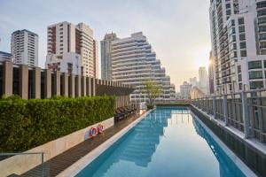 Bazén v ubytování Somerset Maison Asoke Bangkok nebo v jeho okolí