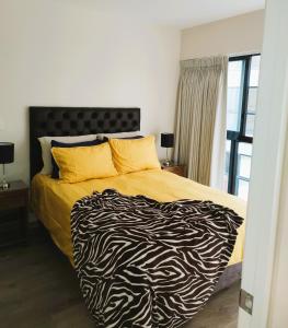 Un dormitorio con una cama con una manta de cebra. en LA POSADA de GUILLE 2, en Lima