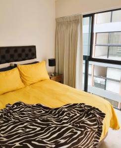 una camera da letto con una coperta zebra su un letto di LA POSADA de GUILLE 2 a Lima