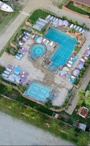 an aerial view of a pool with umbrellas and chairs at Pensiunea BELVEDERE YACHTCLUB Berzasca in Berzasca