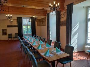 a conference room with a long table and chairs at BnB SchlafSchloss in Sumiswald