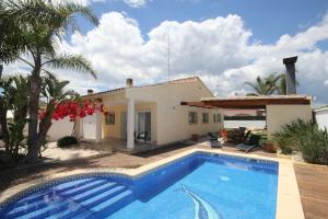 Bazén v ubytovaní Riumar "Conchita", 200m to beach, private pool, On-Site-Service, dog beach alebo v jeho blízkosti