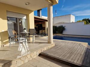 Bazén v ubytovaní Riumar "Conchita", 200m to beach, private pool, On-Site-Service, dog beach alebo v jeho blízkosti