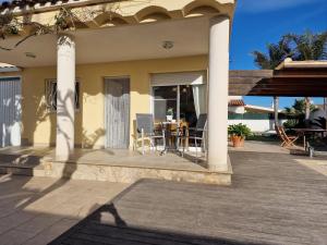 Reštaurácia alebo iné gastronomické zariadenie v ubytovaní Riumar "Conchita", 200m to beach, private pool, On-Site-Service, dog beach