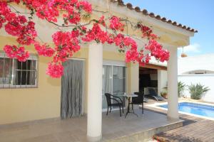 Bazén v ubytovaní Riumar "Conchita", 200m to beach, private pool, On-Site-Service, dog beach alebo v jeho blízkosti