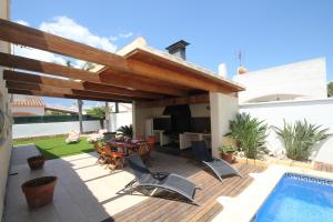 Bazén v ubytovaní Riumar "Conchita", 200m to beach, private pool, On-Site-Service, dog beach alebo v jeho blízkosti