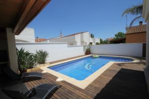 Bazén v ubytovaní Riumar "Conchita", 200m to beach, private pool, On-Site-Service, dog beach alebo v jeho blízkosti