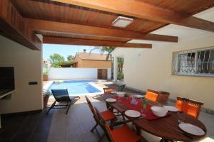 Bazén v ubytovaní Riumar "Conchita", 200m to beach, private pool, On-Site-Service, dog beach alebo v jeho blízkosti