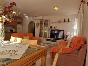 Televízia a/alebo spoločenská miestnosť v ubytovaní Riumar "Conchita", 200m to beach, private pool, On-Site-Service, dog beach