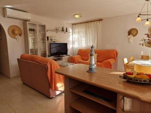 Televízia a/alebo spoločenská miestnosť v ubytovaní Riumar "Conchita", 200m to beach, private pool, On-Site-Service, dog beach
