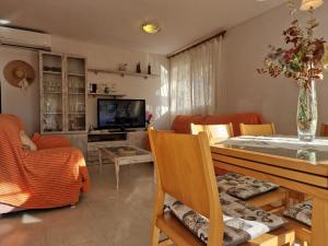 Televízia a/alebo spoločenská miestnosť v ubytovaní Riumar "Conchita", 200m to beach, private pool, On-Site-Service, dog beach