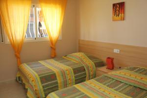 Posteľ alebo postele v izbe v ubytovaní Riumar "Conchita", 200m to beach, private pool, On-Site-Service, dog beach