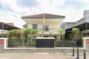 ein Gebäude mit einer Flagge darüber in der Unterkunft Urbanview Roemah Tebet by RedDoorz in Jakarta