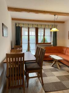 ein Wohnzimmer mit einem Tisch und einem Sofa in der Unterkunft Ferienwohnungen und Ferienhaus Kronner in Zachenberg