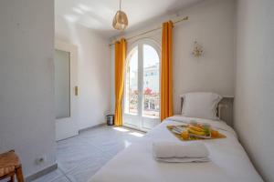 sypialnia z białym łóżkiem z owocami w obiekcie Villa Valentino - Vue mer- Pool House / Piscine w mieście Antibes +37 zdjęć
