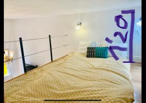 Un dormitorio con una cama con una manta. en Mini Loft Plaza España en Jerez de la Frontera