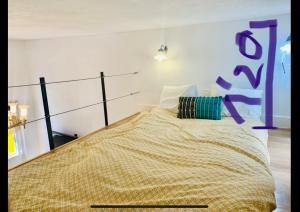 sypialnia z łóżkiem przykrytym kocem w obiekcie Mini Loft Plaza España w mieście Jerez de la Frontera