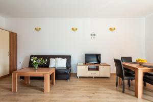 een woonkamer met een bank en een tafel bij Villa Entre in Emona