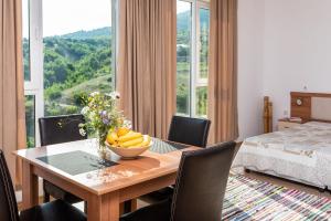 una sala da pranzo con tavolo e cesto di frutta di Villa Entre a Emona