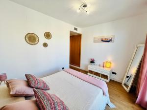 sypialnia z łóżkiem i lustrem na ścianie w obiekcie Rincón de Luz y Mar w mieście Retamar +13 zdjęć