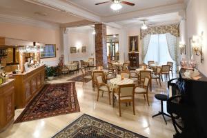 ein Restaurant mit Tischen und Stühlen in einem Zimmer in der Unterkunft Hotel Brennero e Varsavia in Montecatini Terme