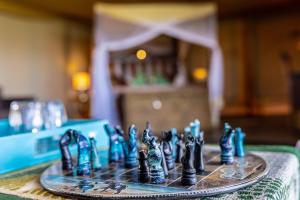 un tablero de ajedrez sobre una mesa en Serengeti Safari Lodge, en Banagi